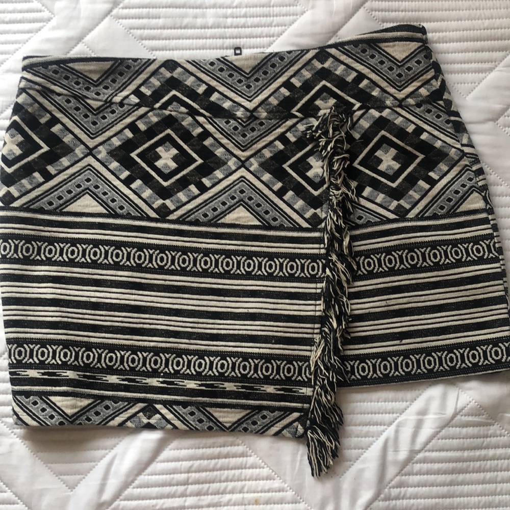 Top shop| Woven mini skirt| Women’s Size 10| Black and cream, Aztec print